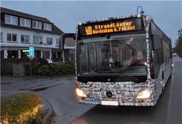 Ein Bus fährt in der Dämmerung.