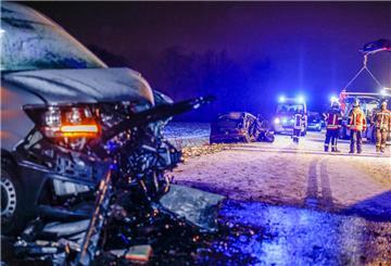 Hier gab es eine Massenkarambolage auf schneebedeckter Straße bei Heilsbronn im Landkreis Ansbach.