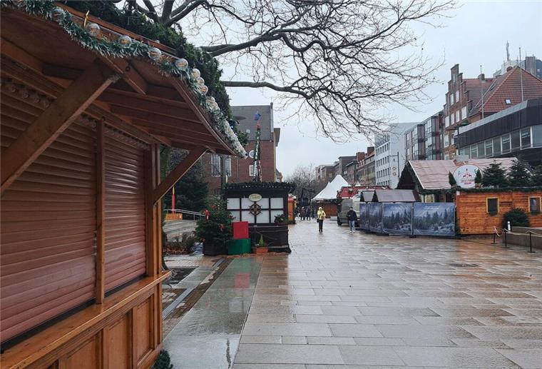 Hier geht heute nichts mehr. Wegen des Sturmtiefs "Zoltan" bleibt in Bremerhaven der Weihnachtsmarkt geschlossen.