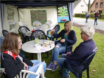 Hier gönnen sich Julia Braasch (13) Lena Haidinger (25) und Ulrike Haidinger ein...