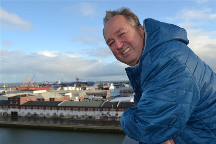 Hier hat er den Überblick: Uwe Santjer, Cuxhavens  neuer Oberbürgermeister, auf dem Dach des Havenhostels. 