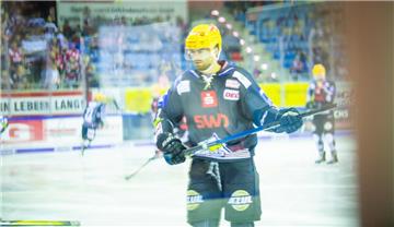 Hier hat nicht etwas der Fotograf verwackelt, es ist vielmehr die neue Bande, die für die Verzerrung sorgt. Aufgenommen wurde das Bild beim SWB-Cup. Mehrere Zuschauer reklamierten bereits, dass man durch die neuen Scheiben nicht gut gucken kann.  