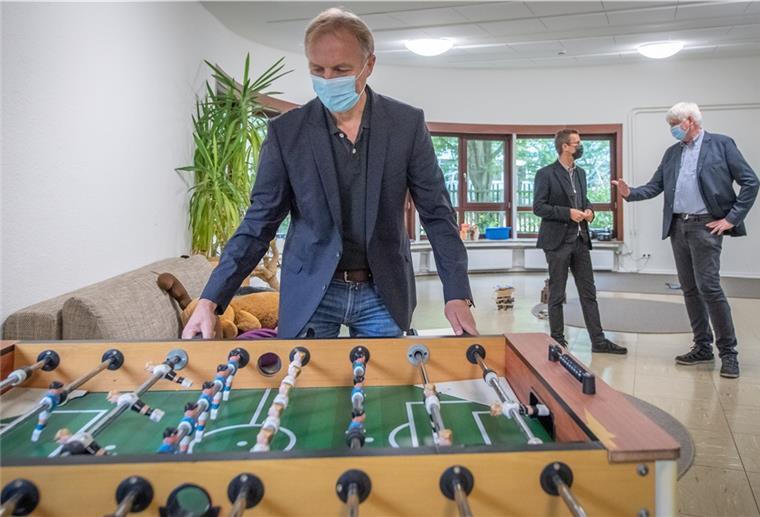 Alte verwaiste Kita wird zum Glücksgriff Ein Mann spielt Tischkicker.