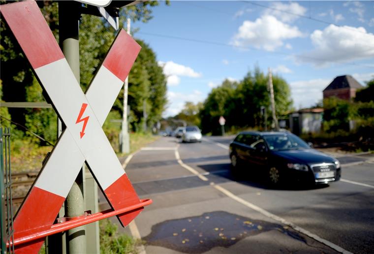 Hier ist besondere Vorsicht geboten: Etwa vier von zehn Bahnübergängen sind nur durch ein Andreaskreuz gekennzeichnet. 