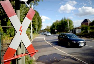 Hier ist besondere Vorsicht geboten: Etwa vier von zehn Bahnübergängen sind nur durch ein Andreaskreuz gekennzeichnet. 