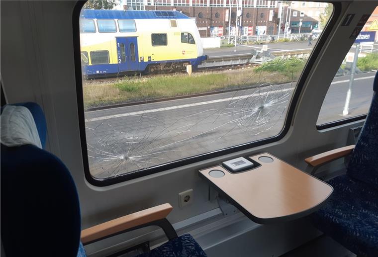 Cuxhaven: Scheiben in Zug werden eingeschlagen Demolierte Scheiben in Zug