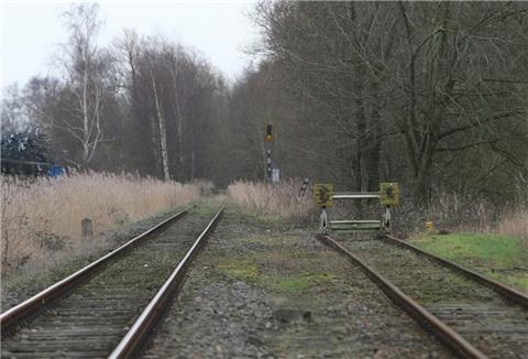 Hier ist Endstation: Die Bahnschienen enden im Nirgendwo.