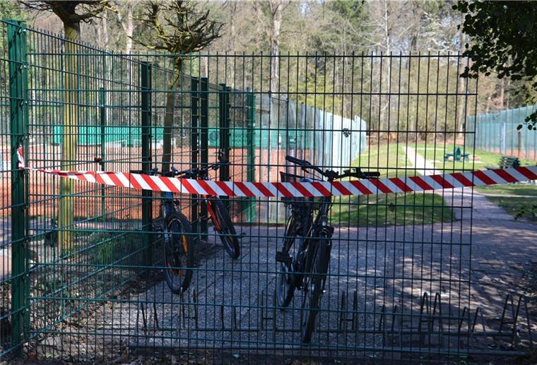 Gewohnheit endet am Zaun Ein Fahrrad steht hinter einem Zaun an den Tennisplätzen in Zeven