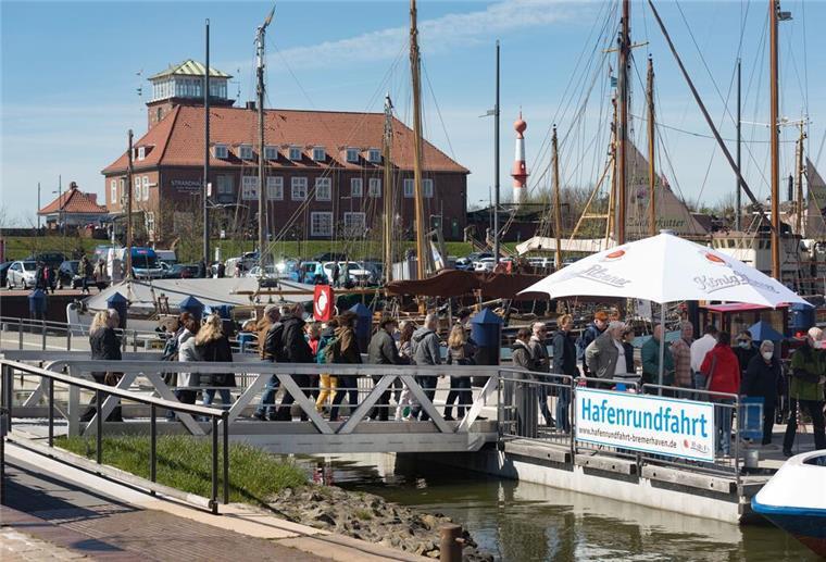 Bremerhaven: Tourismuszahlen gehen nach oben Gäste warten auf Hafenrundfahrt