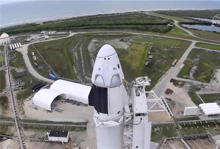 Schlechtes Wetter: Start von „Crew Dragon“ zur ISS verschoben Hier ist zu sehen, wie die „Falcon 9“-Rakete und die Besatzungskapsel „Crew Dragon in Cape Canaveral für den Start vorbereitet wird.