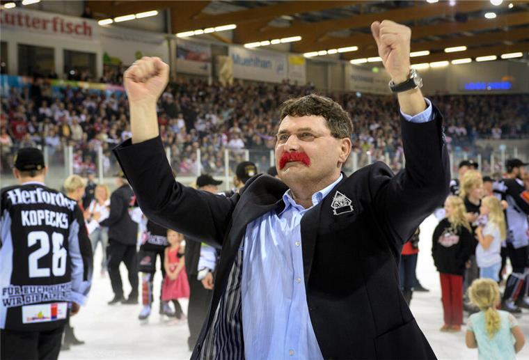 Hier jubelt Alfred Prey auch - aber irgendwas ist anders. Unsere Fälschung. Viel Spaß bei der Fehlersuche.