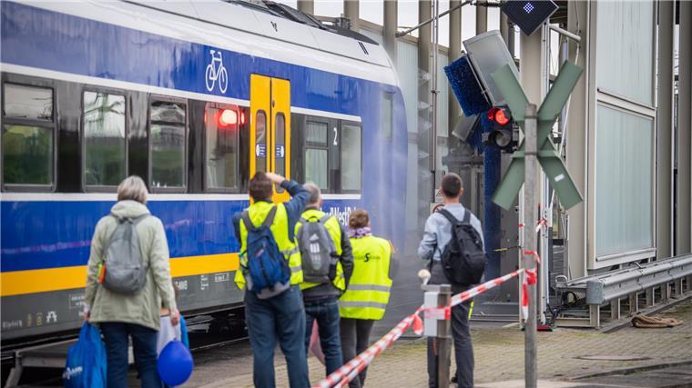Züge ziehen und mehr: 2000 Schaulustige kommen zur Nordwestbahn Hier kann man zusehen, wie ein Zug in der Waschstraße geschrubbt wird.