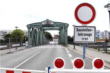 Hier kommen nur noch Fußgänger über den Fluss: Die Sperrung der Alten Geestebrücke hat für einige Händler und Hoteliers böse Folgen. Foto Scheer