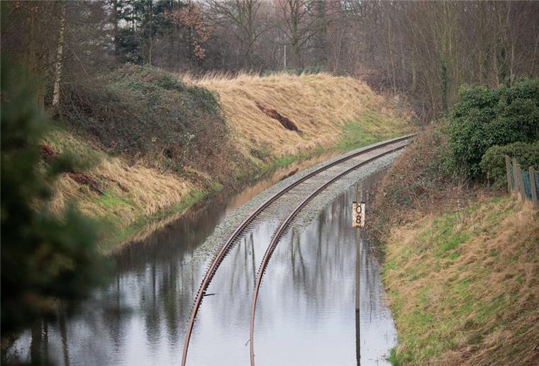 Nach Abschaltung des Wasserwerks: Grundwasser flutet Bahngleis in Bremerhaven Von Wasser überspültes Gleisbett.