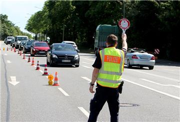 Hier kontrollieren Polizisten Verkehrsteilnehmer an der Georgstraße.