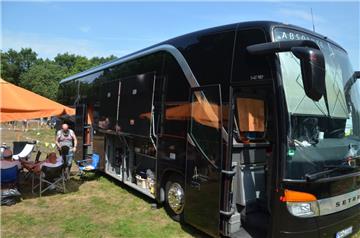 Hier lässt es sich aushalten: Der Bus umfasst Schlafplätze, Bad und Wohnzimmer. 