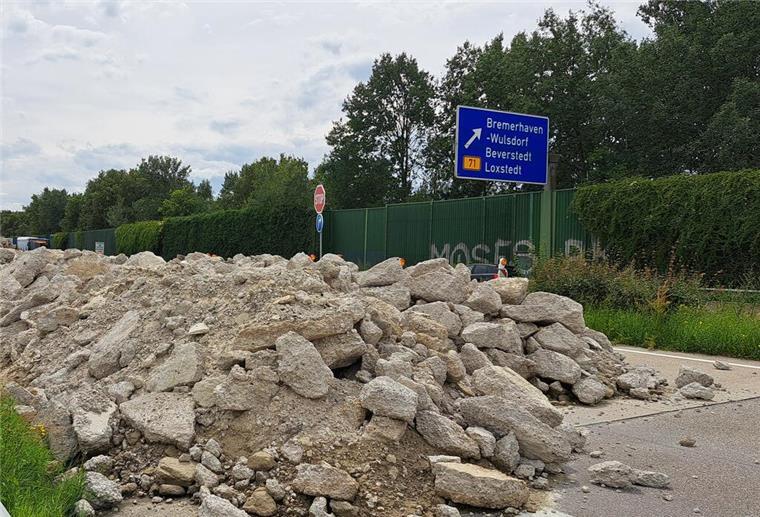 Freigabe der wichtigen Verkehrsachse bei Bremerhaven verzögert sich Schutt liegt bei der A27-Anschlussstelle Bremerhaven-Wulsdorf auf der Straße.