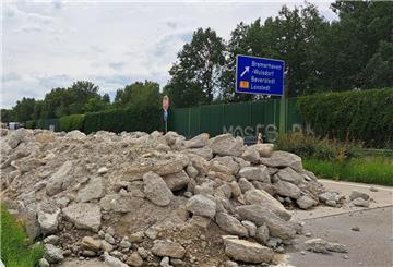 Schutt liegt bei der A27-Anschlussstelle Bremerhaven-Wulsdorf auf der Straße.