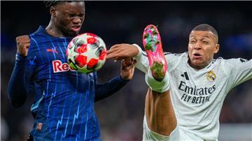 Hier noch gegen Real Madrid und Kylian Mbappe, bald bei Hannover 96: Abwehrspieler Hendry Blank (l). 