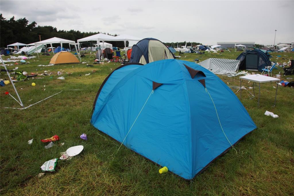Hier sieht es aus, als ob noch Menschen auf dem Zeltplatz wären, doch es ist nur &quot;Müll&quot;. Foto: Leuschner