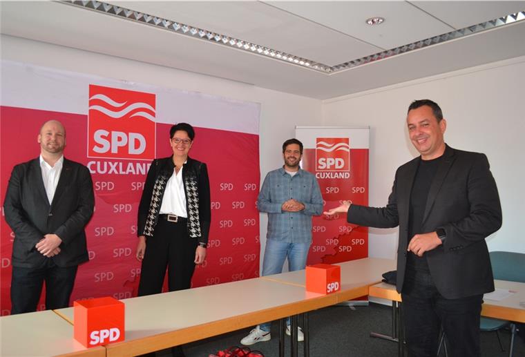 Deichbrand-Veranstalter Schneider will in den Bundestag Hier sind sie: SPD-Kreisparteichef Oliver Lottke (rechts) präsentiert die Bewerber für die Bundestagskandidatur (von links): Hendrik Rehm, Katja Brößling und Daniel Schneider.