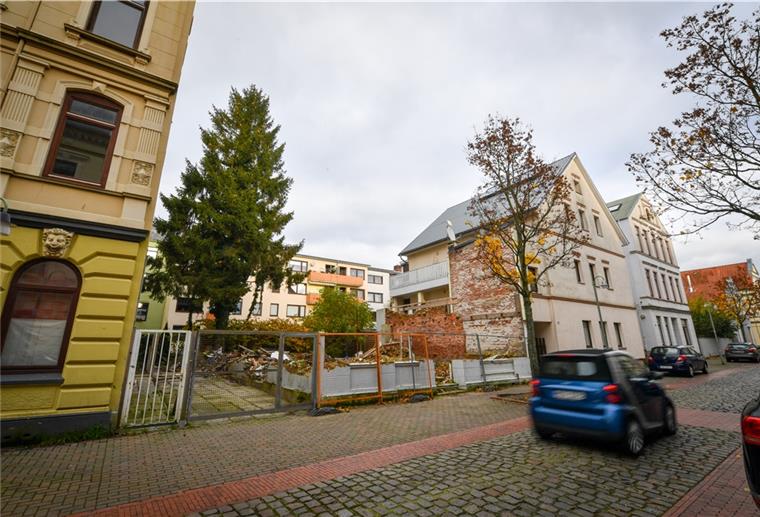 Warum es plötzlich 100 Problem-Immobilien weniger gibt in Bremerhaven Hier stand eine Problem-Immobilie. Das abgebrannte Haus in der Wülbernstraße 27 war eins, dass die Stadt hat räumen lassen. Mittlerweile ist es weitgehend abgerissen.