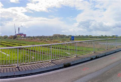 Hier starten die Arbeiten: Thebushelmde führt über die Autobahn A27.