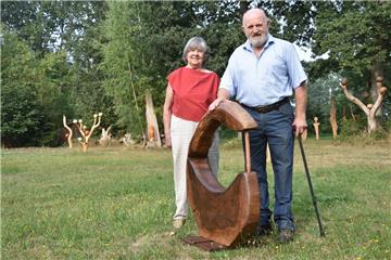 Hier steht die Maserung im Mittelpunkt des Kunstwerks. Die lackierte Scheibe ein...
