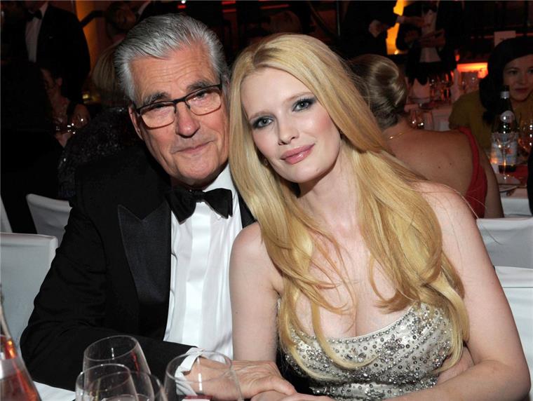 Ehe-Aus nach 16 Jahren: Sky du Mont ist wieder Single Hier war noch alles gut: Sky du Mont und seine Frau Mirja beim Deutschen Filmball im Jahr 2012 im Bayerischen Hof in München.
