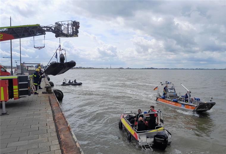 Rettungsboote in der Weser: Feuerwehr Bremerhaven übt den Ernstfall Hier werden die Motorrettungsboote von Feuerwehr, DLRG und THW an der Seebäderkaje zu Wasser gelassen.