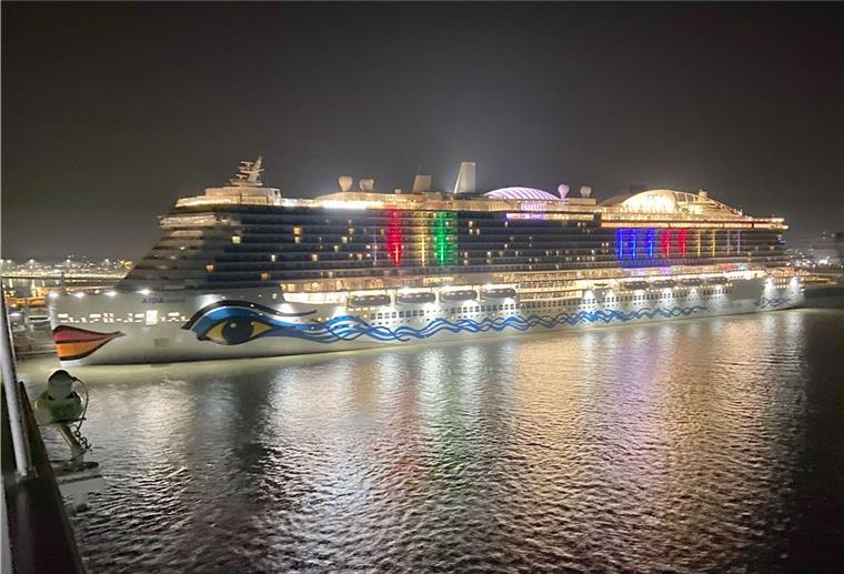 „Aidacosma“: Tag und Nacht wird hier gearbeitet Hier wird auch nachts gearbeitet: Unter voller Beleuchtung liegt die „Aidacosma“ an der Columbuskaje in Bremerhaven.