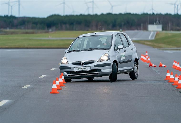 Autotester warnen vor Grenzen der Assistenzsysteme Ein Auto wird bei Spurwechseln getestet.