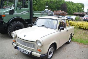 Hier wird die Vergangenheit lebendig. Mit Koffer und Bobbycar auf dem Dach schei...