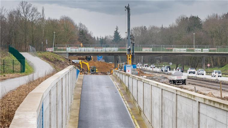 Was ist denn da los am Hafentunnel? Ein Sandberg versperrt die künftige Einfahrt Hier wird es aus Richtung Autobahn künftig in den Hafentunnel gehen. Der aufgeschüttete Sandberg verschwindet jetzt wieder.