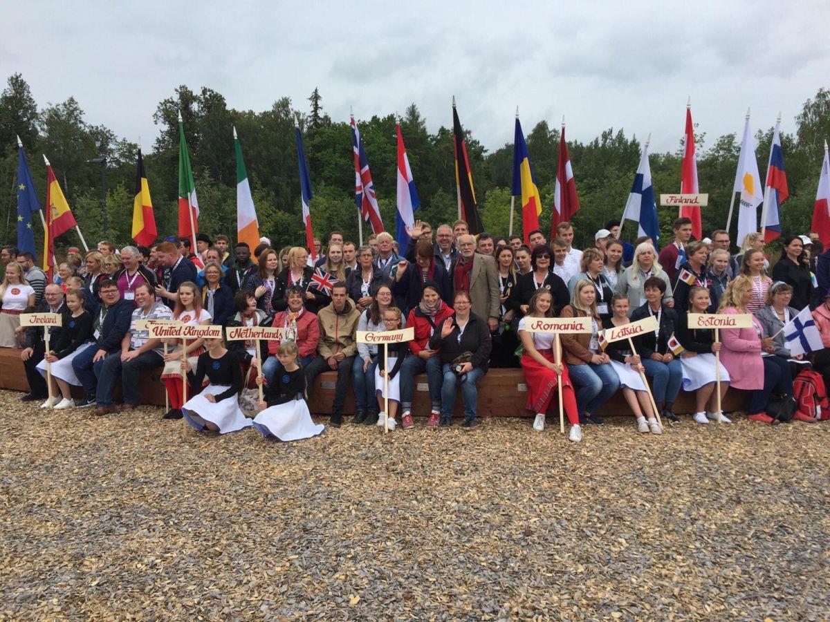 Klares Votum der Europafreunde: Die Briten bleiben Hier wird Europa gelebt: Etwa 250 Personen nahmen am Treffen in Põlva teil. Mittendrin die Delegation aus Hepstedt.