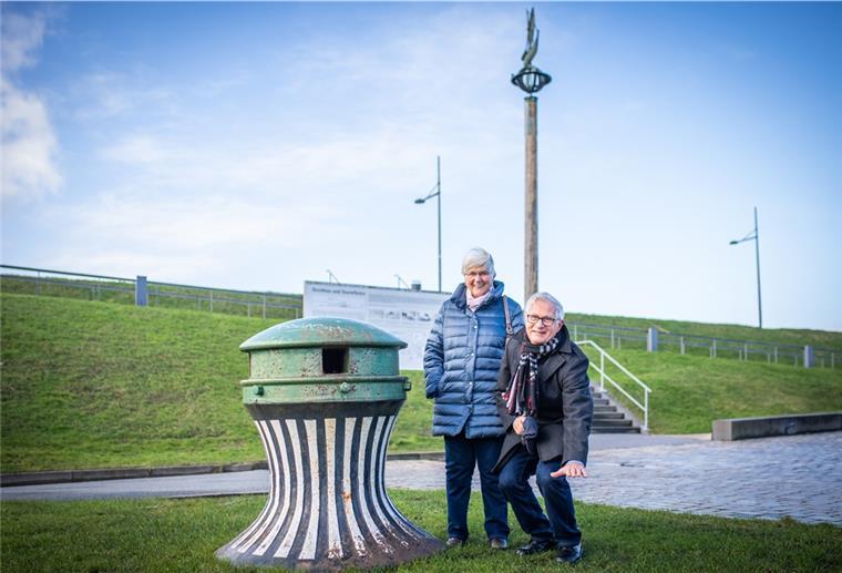 Sturmflut 1962: Eine Woche Schlamm gekarrt Hier, wo der Sturmflutpfahl unterm Deich steht, war ihre Schiffsausrüstungsfirma: Rolf und Renate Wilhelm haben den Sturmflut-Arbeitsmorgen genau hier miterlebt, als draußen die Weser zwar 5,37 Meter hoch stand, aber hier unten nur etwa wadenhoch, wie der Rentner auf der Markierung zeigt.