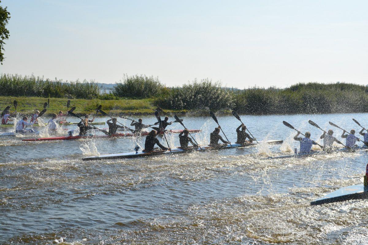 Kanuregatta: Schlag auf Schlag ins Ziel Hier zählt jeder Millimeter: Beim Endlauf des Geestland-Cups kämpfen sechs Teams der Herren-Leistungsklasse um den Sieg. Gewonnen haben die Kanuten vom HKC Hannover.