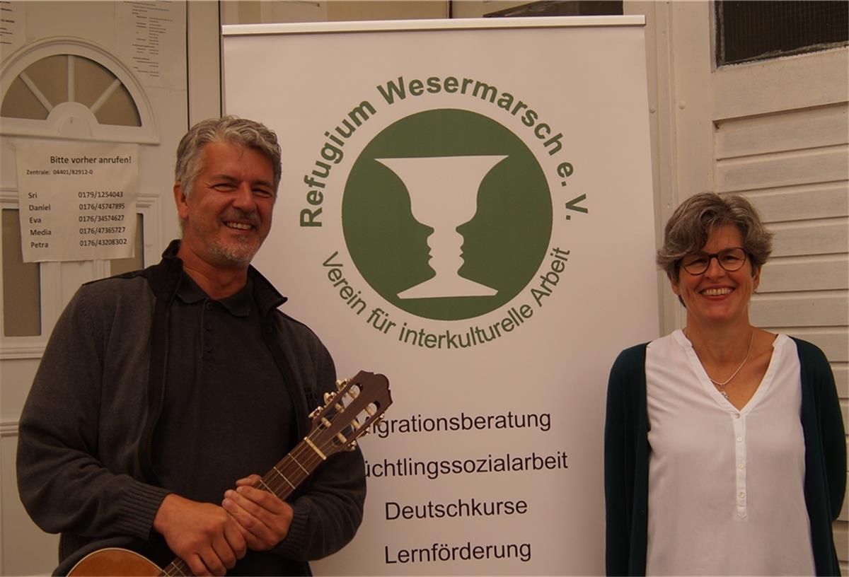 Refugium hilft Musikschule Wesermarsch Hilfe in Coronazeiten: Thomas Schröder, Leiter der Musikschule, und Doris Ammermann, Vorsitzende des Vereins Refugium, freuen sich auf die Zusammenarbeit.
