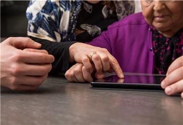 Hilfe mit dem Tablet: Gerade für viele Ältere bleibt die digitale Technik ohne Unterstützung ein Buch mit sieben Siegeln.