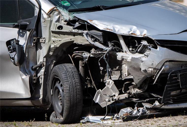Ein beschädigtes Auto nach einem Unfall