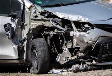 Ein beschädigtes Auto nach einem Unfall