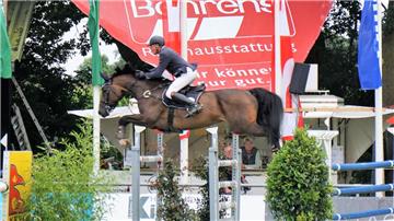 Hilmar Meyer vom Reit- und Rennverein Schwarme mit King Clooney in der 1. Qualifikation zum Großen Preis.
