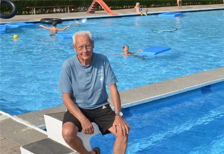 Hilmar Raguse sitzt auf einem Startblock im Kirchtimker Freibad. Künftig wird er dort ein Badegast wie jeder andere sein.  