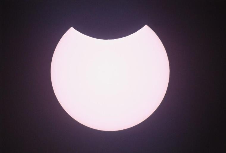 Sonnenfinsternis für Ende März angesagt: An diesem Tag wird es schon mittags dunkel Eine partielle Sonnenfinsternis über einer Wiese. Ende März wird so ein Himmelspektakel auch wieder in Deutschland zu sehen sein.