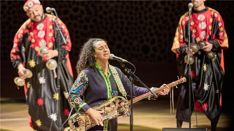 Hind Ennaira (M) und die Gruppe Black Koyo traten im Großen Saal in der Elbphilharmonie auf.