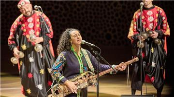 Hind Ennaira (M) und die Gruppe Black Koyo traten im Großen Saal in der Elbphilharmonie auf.