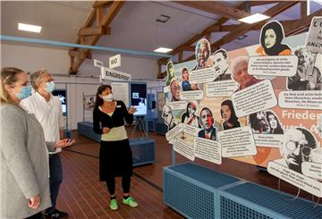 Hingucker der neuen Ausstellung im Aeronauticum in Nordholz: Die Wand mit Zitaten berühmter Persönlichkeiten wie John Lennon, dem Dalai Lama, Martin Luther King und Bismarck zum Thema Frieden.