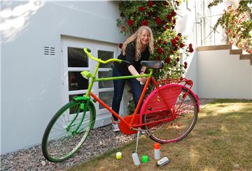 Hingucker: Dozentin Sandra Graß und das Kube-Fahrrad, mit dem die Kunstschule auf ihre Aktivitäten in Bad Bederkesa aufmerksam machen will. Foto Schoener