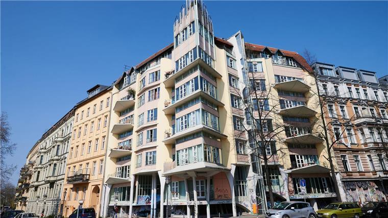 Berliner Architekt Hinrich Baller gestorben Hinrich Ballers Architektur ist eigenwillig und fällt auf - ein Beispiel ist das Torhaus am Fraenkelufer. (Archivfoto)
