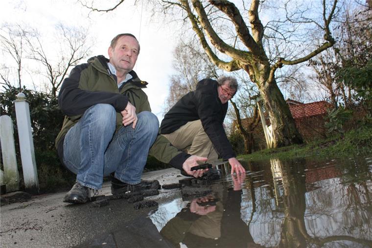 Aus Wersabe wird Venedig: Überschwemmung nach Regenfällen Hinrich Wenke und Klaas Spethmann haben immer wieder mit Überflutungen auf der Grützmacherstraße in Wersabe zu kämpfen. Foto Gehrke